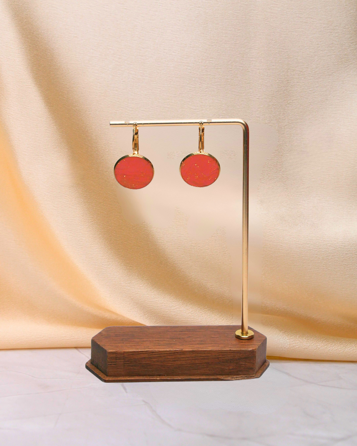 Boucles d’oreilles dormeuses rondes orange en argile polymère et résine sur support acier inoxydable