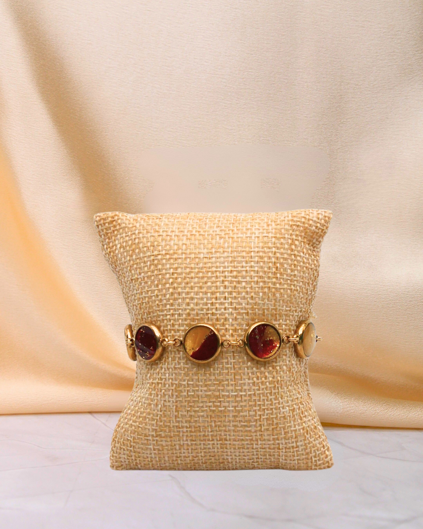 Bracelet fantaisie coloré. Bijoux femme bordeaux et doré. Bracelet acier inoxydable fait main en France.