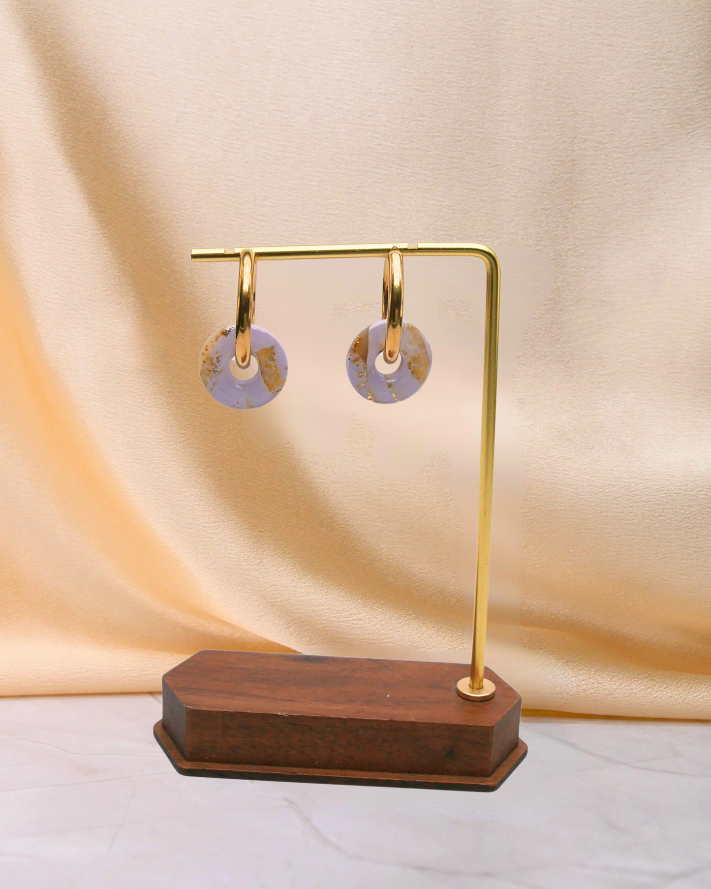 Créoles anneaux Lilas Maison Oneiri – Boucles d’oreilles dorées en acier inoxydable avec anneaux ronds marbrés lilas, fabriquées à la main en France