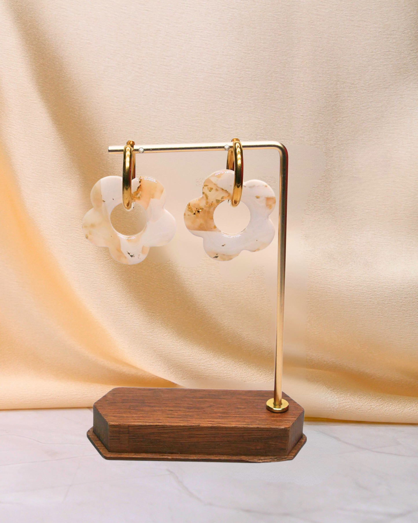 Créoles grandes fleurs blanches marbrées en argile polymère, boucles d’oreilles dorées faites main Maison Oneiri