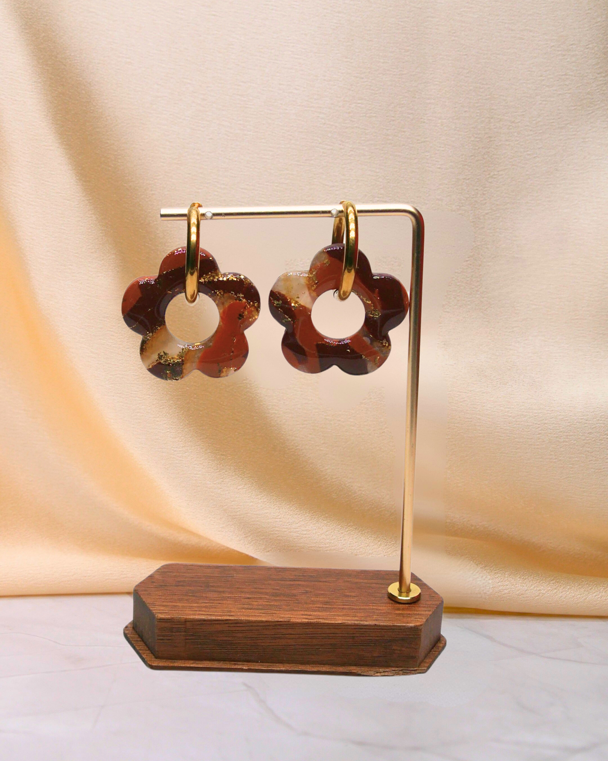 Créoles grandes fleurs marron interchangeables en acier inoxydable doré. Bijoux faits main en France Maison Oneiri