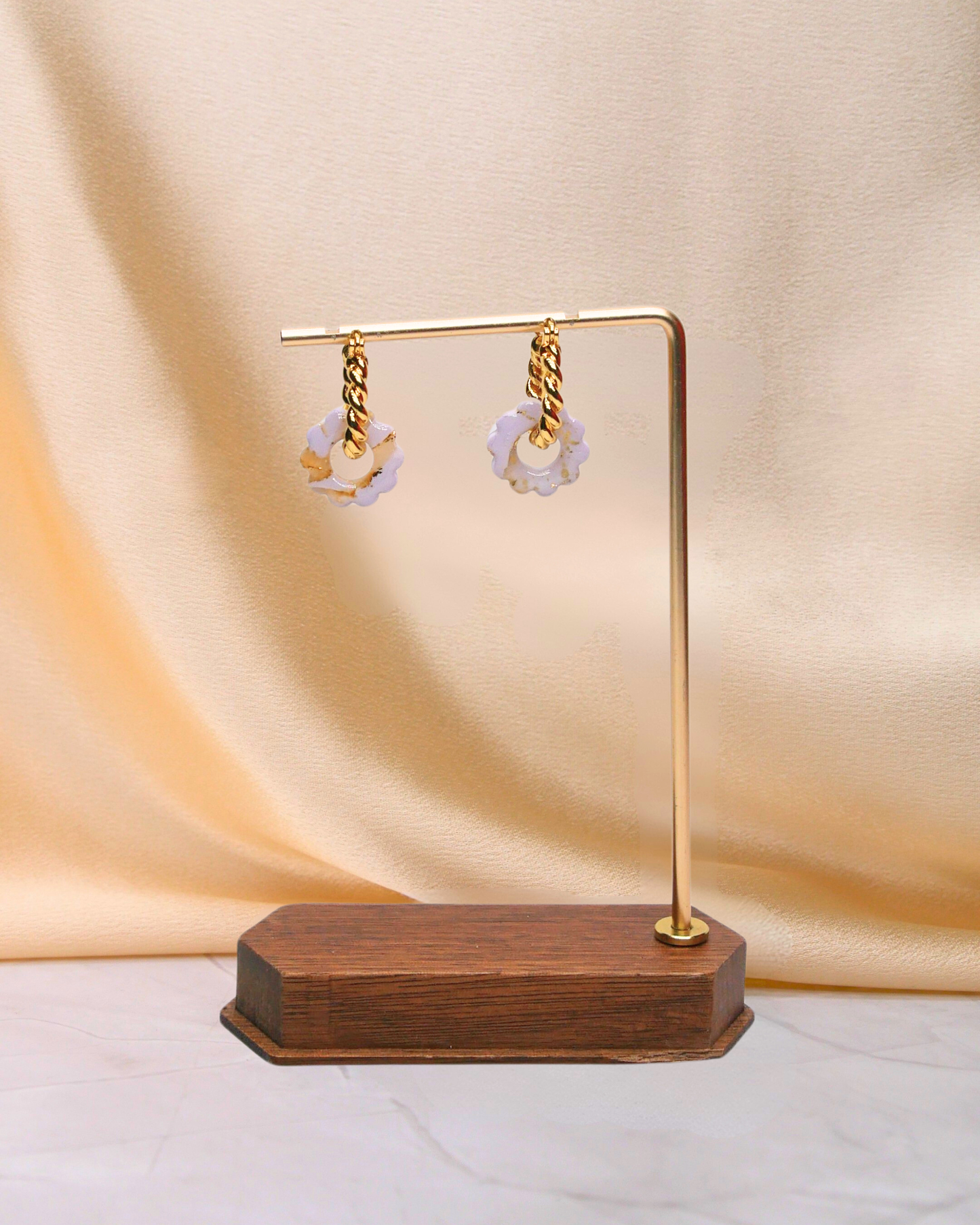 Créoles petites fleurs Lilas Maison Oneiri, boucles d’oreilles artisanales en argile polymère et résine, fabriquées à la main en France, motifs lilas et transparent avec feuille d’or.