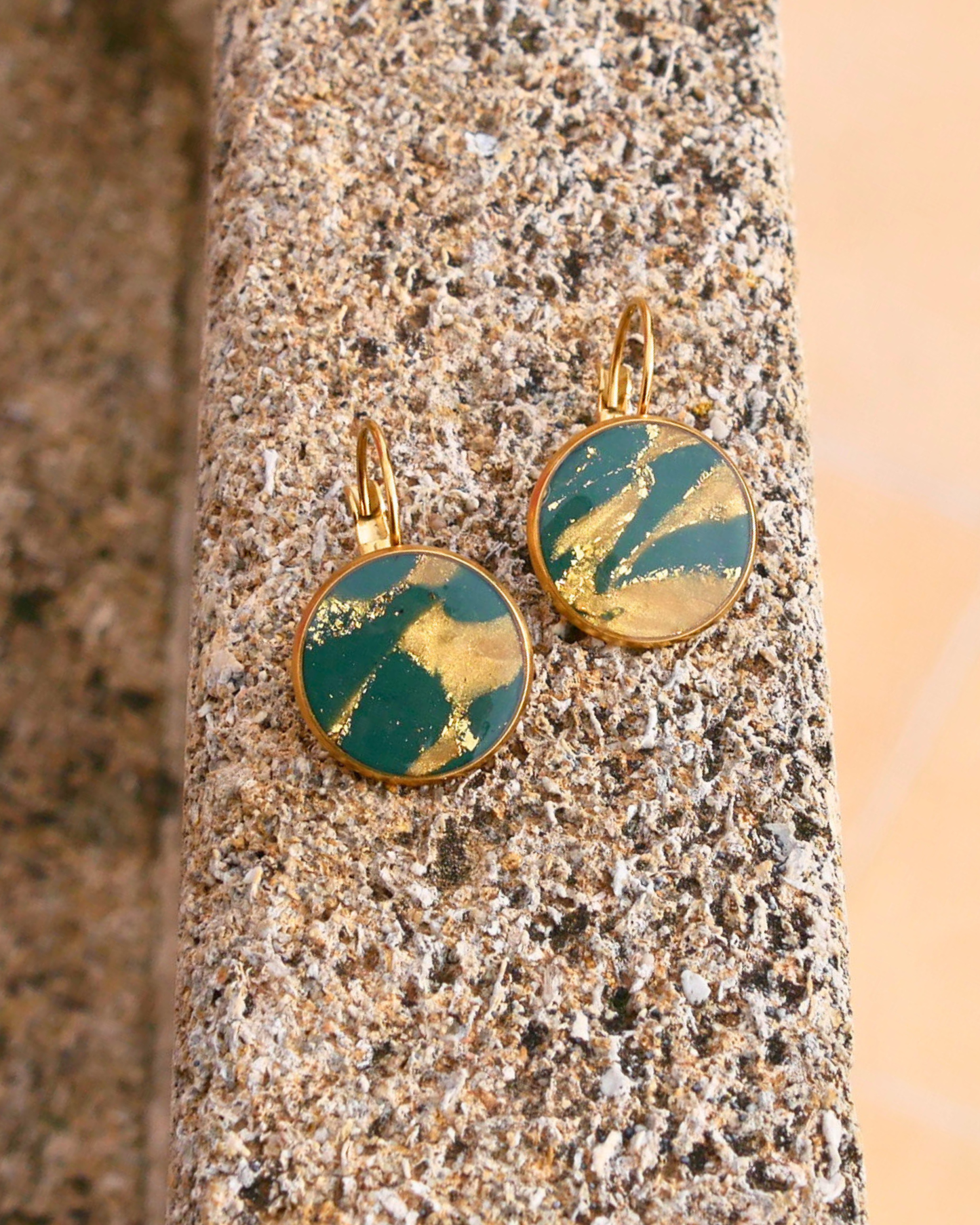 Boucles d'oreilles dormeuses - Vert & doré