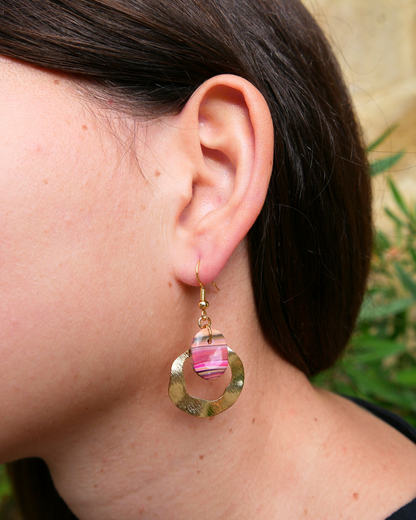 boucles d'oreilles ovale, bijou fleuri rayé, boucles d'oreilles fait main France, bijou motif femme, accessoire quotidien, boucles d'oreilles élégantes.