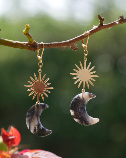 boucles d'oreilles lunes, contraste jour nuit, jaune rose rouge noir, bijou fait main France, accessoire audacieux femme, boucles d'oreilles polyvalentes, bijou mystique.