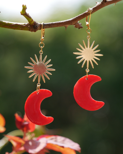 boucles d'oreilles lunes, contraste jour nuit, jaune rose rouge noir, bijou fait main France, accessoire audacieux femme, boucles d'oreilles polyvalentes, bijou mystique.