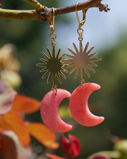 boucles d'oreilles lunes, contraste jour nuit, jaune rose rouge noir, bijou fait main France, accessoire audacieux femme, boucles d'oreilles polyvalentes, bijou mystique.