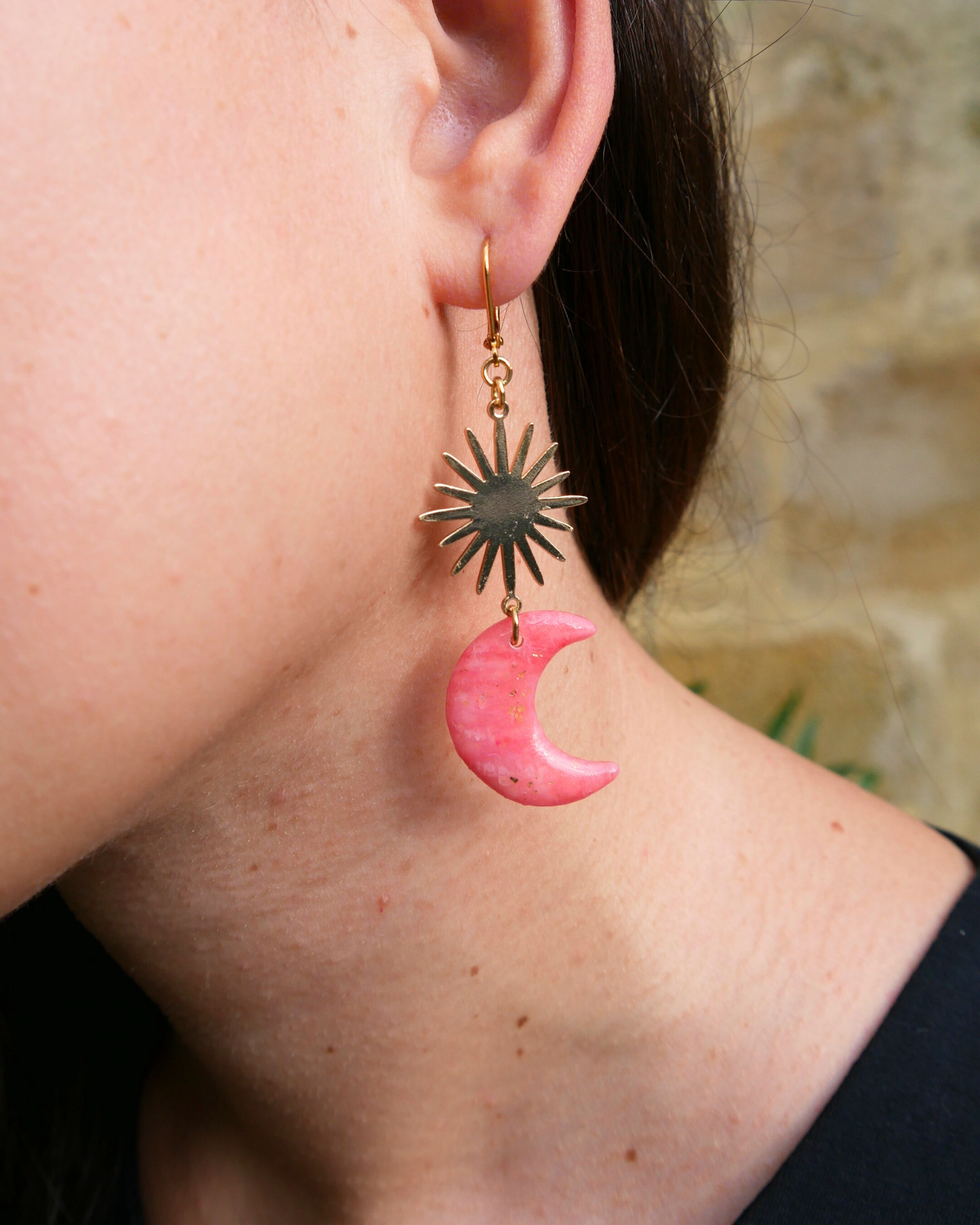 boucles d'oreilles lunes, contraste jour nuit, jaune rose rouge noir, bijou fait main France, accessoire audacieux femme, boucles d'oreilles polyvalentes, bijou mystique.