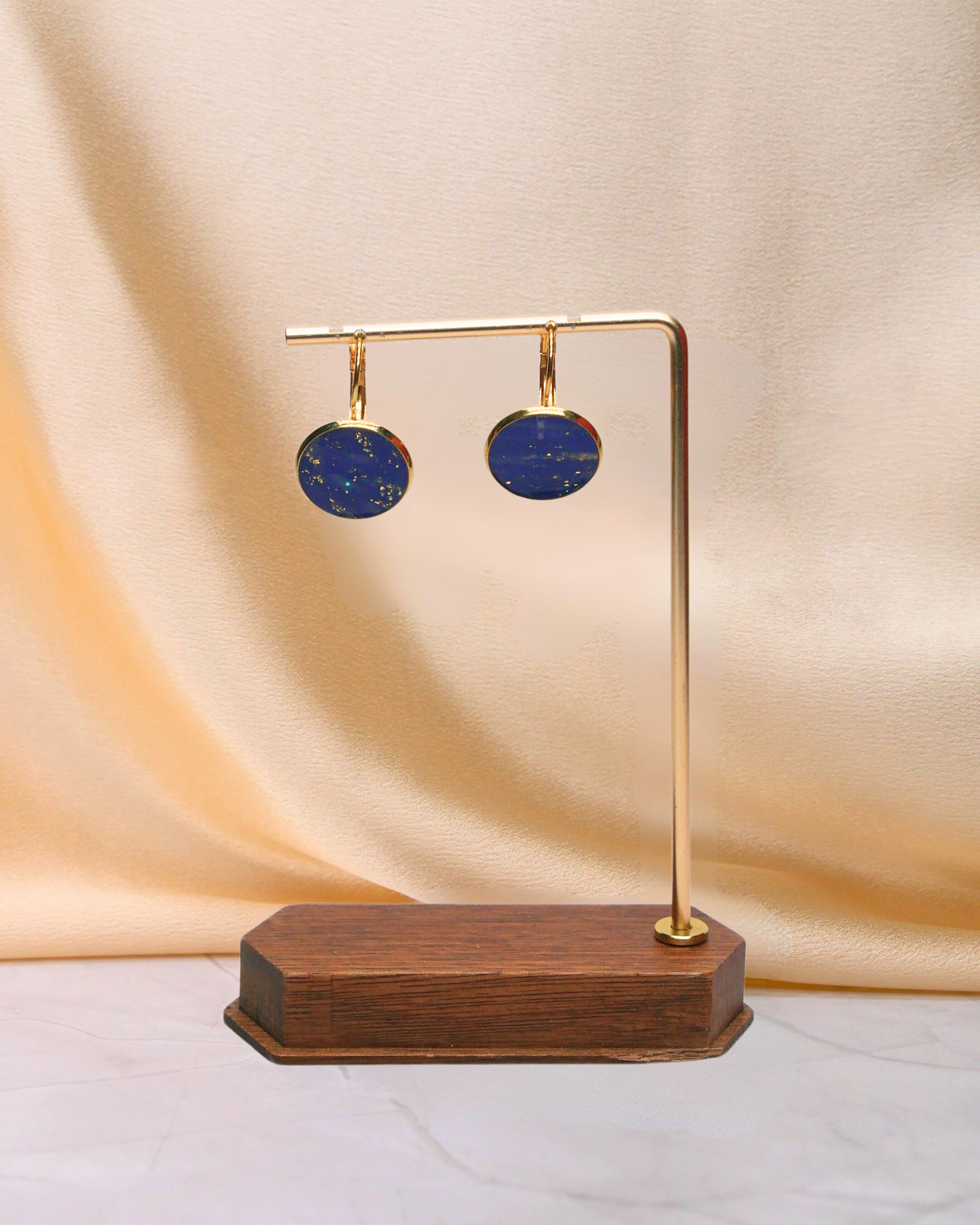 Dormeuses bleu électrique rondes en argile polymère et résine, montées sur acier inoxydable