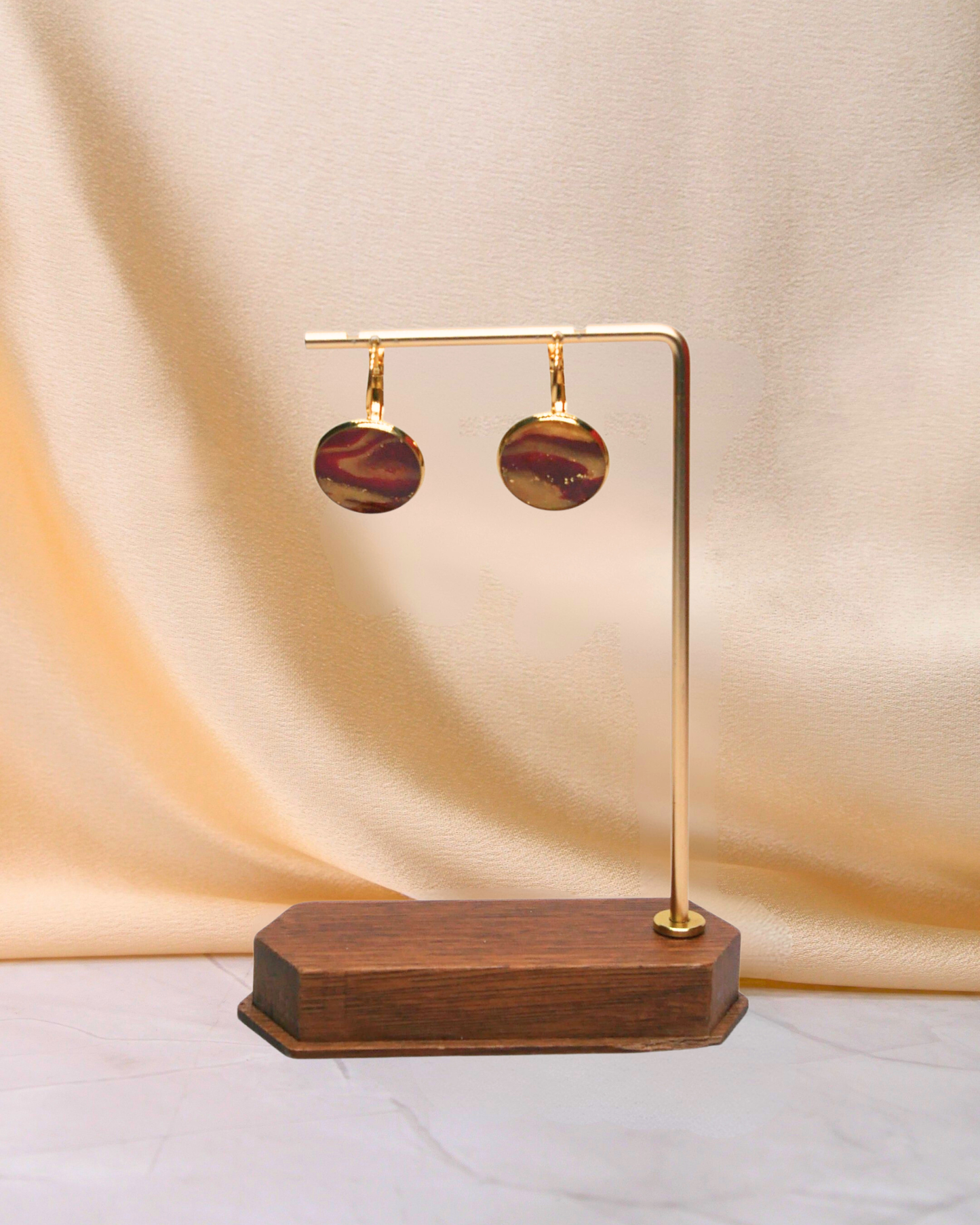 Dormeuses rondes bordeaux et doré en argile polymère et résine, montées sur acier inoxydable