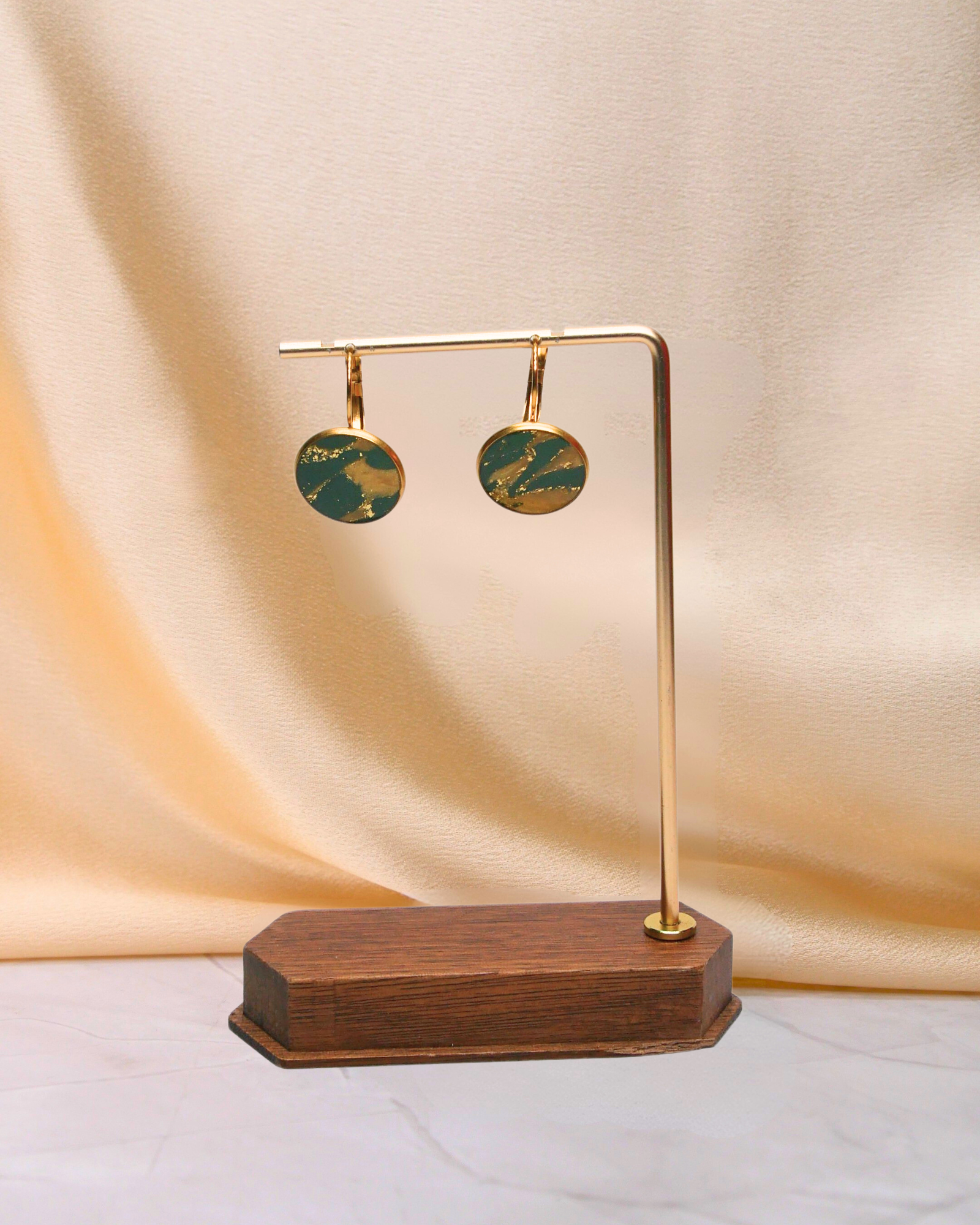 Dormeuses vert et doré rondes en acier inoxydable. Bijoux artisanaux Maison Oneiri