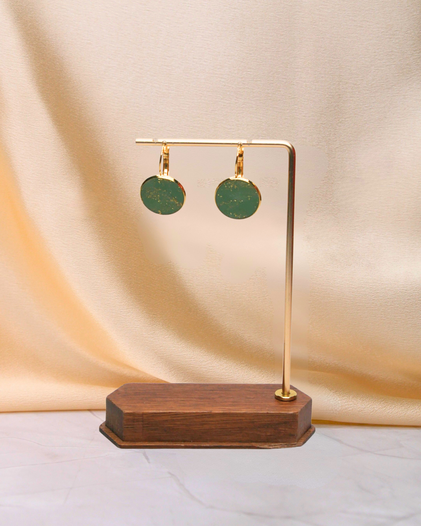 Boucles d’oreilles dormeuses rondes vertes en argile polymère et résine sur support acier inoxydable