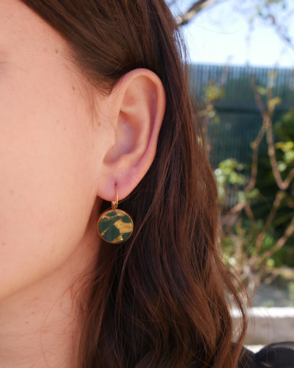 Boucles d'oreilles dormeuses - Vert & doré