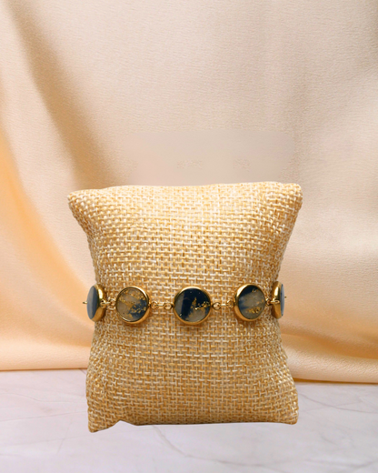 Bracelet fantaisie coloré. Bijoux femme bleu nuit. Bracelet acier inoxydable fait main en France.