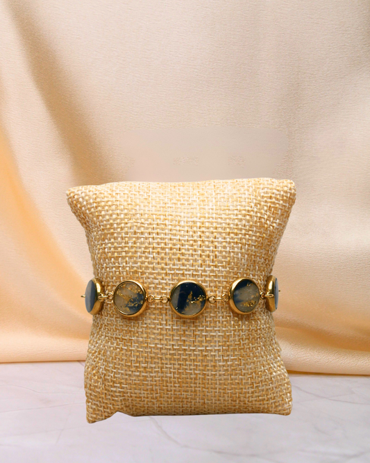 Bracelet fantaisie coloré. Bijoux femme bleu nuit. Bracelet acier inoxydable fait main en France.