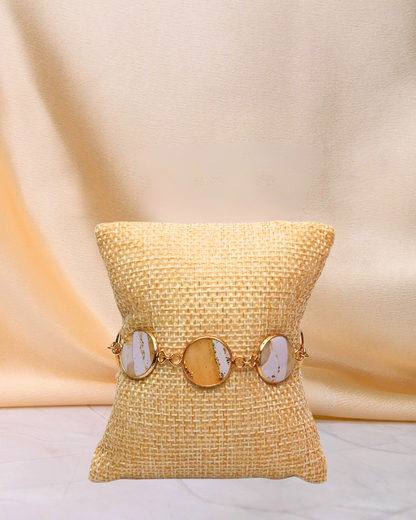 Bracelet Viviana motif lilas. Bracelet doré en acier inoxydable. Bijoux femme fait main en France. Bijoux fantaisie colorés