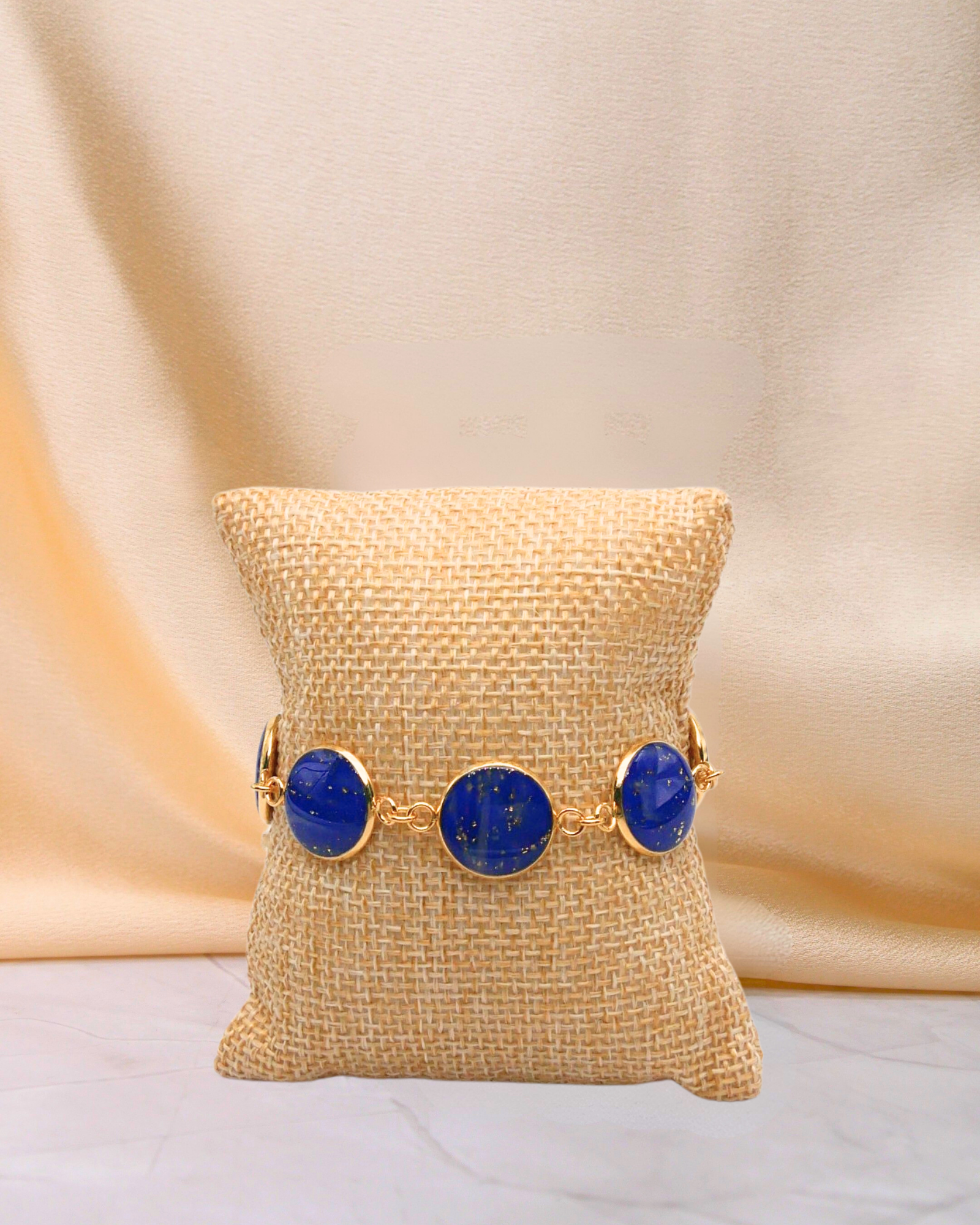 Bracelet Viviana motif bleu électrique. Bracelet doré en acier inoxydable. Bijoux femme fait main en France. Bijoux fantaisie colorés