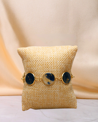 Bracelet Viviana motif bleu foncé. Bracelet doré en acier inoxydable. Bijoux femme fait main en France. Bijoux fantaisie colorés