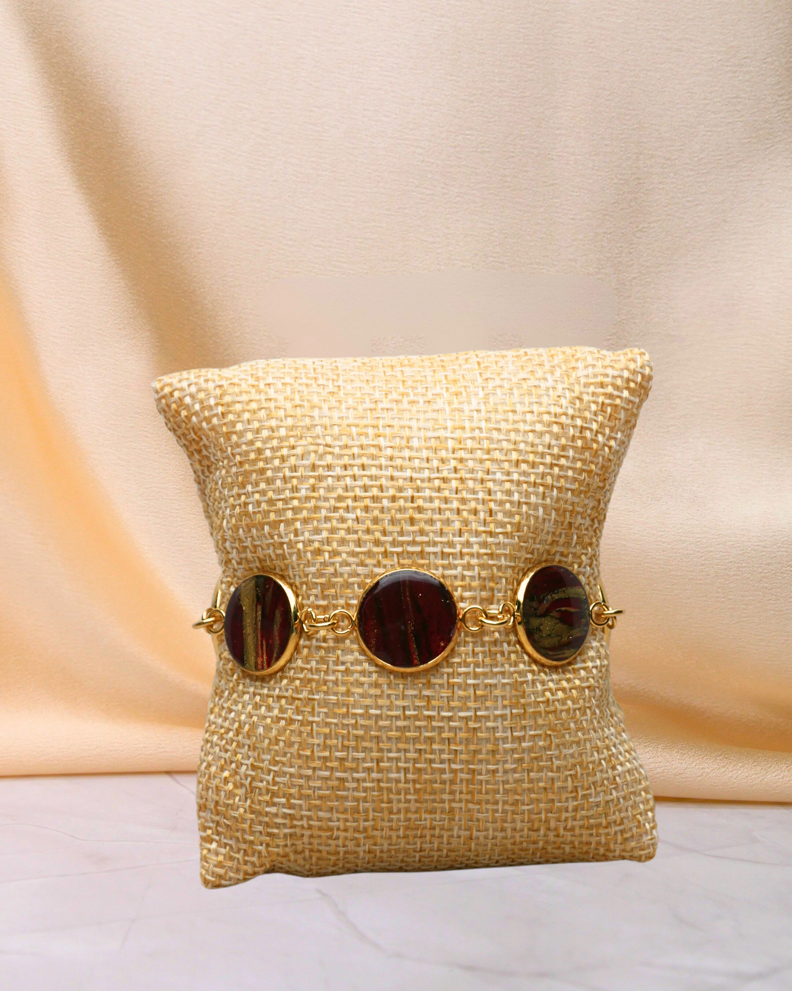 Bracelet Viviana motif bordeaux et doré. Bracelet doré en acier inoxydable. Bijoux femme fait main en France. Bijoux fantaisie colorés