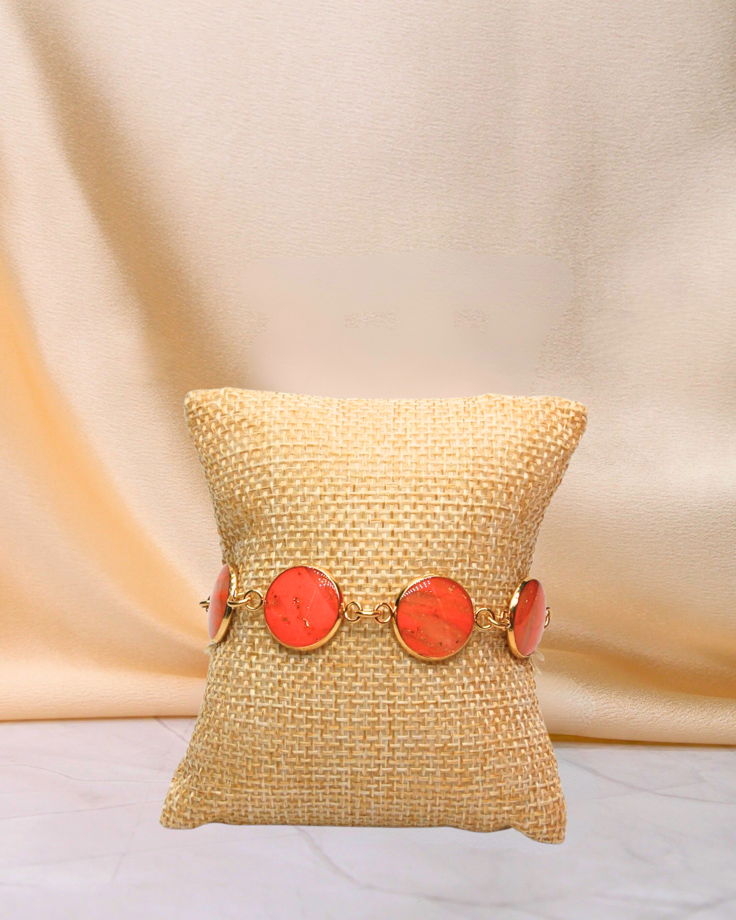 Bracelet Viviana motif orange. Bracelet doré en acier inoxydable. Bijoux femme fait main en France. Bijoux fantaisie colorés