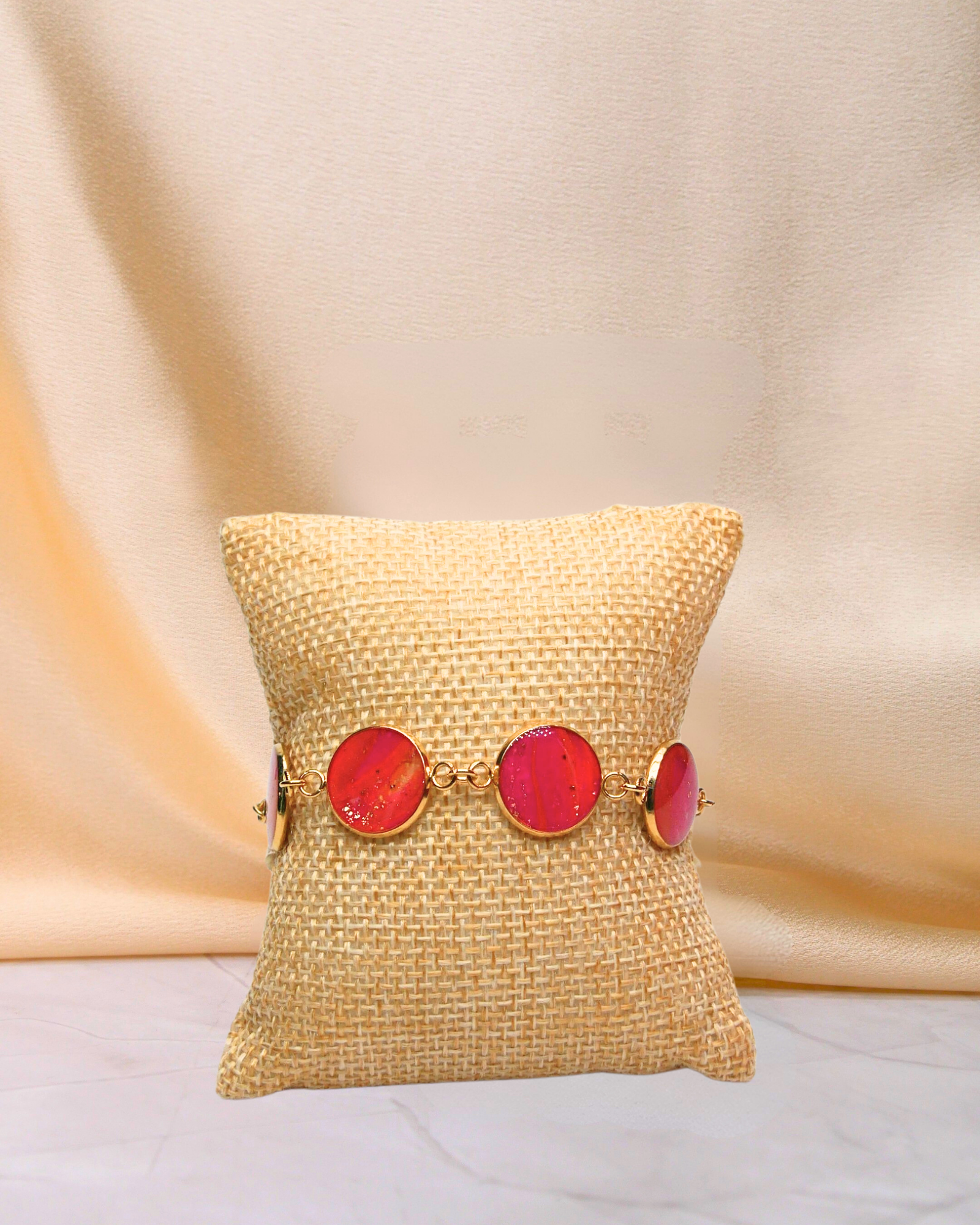 Bracelet Viviana motif orange et rose. Bracelet doré en acier inoxydable. Bijoux femme fait main en France. Bijoux fantaisie colorés