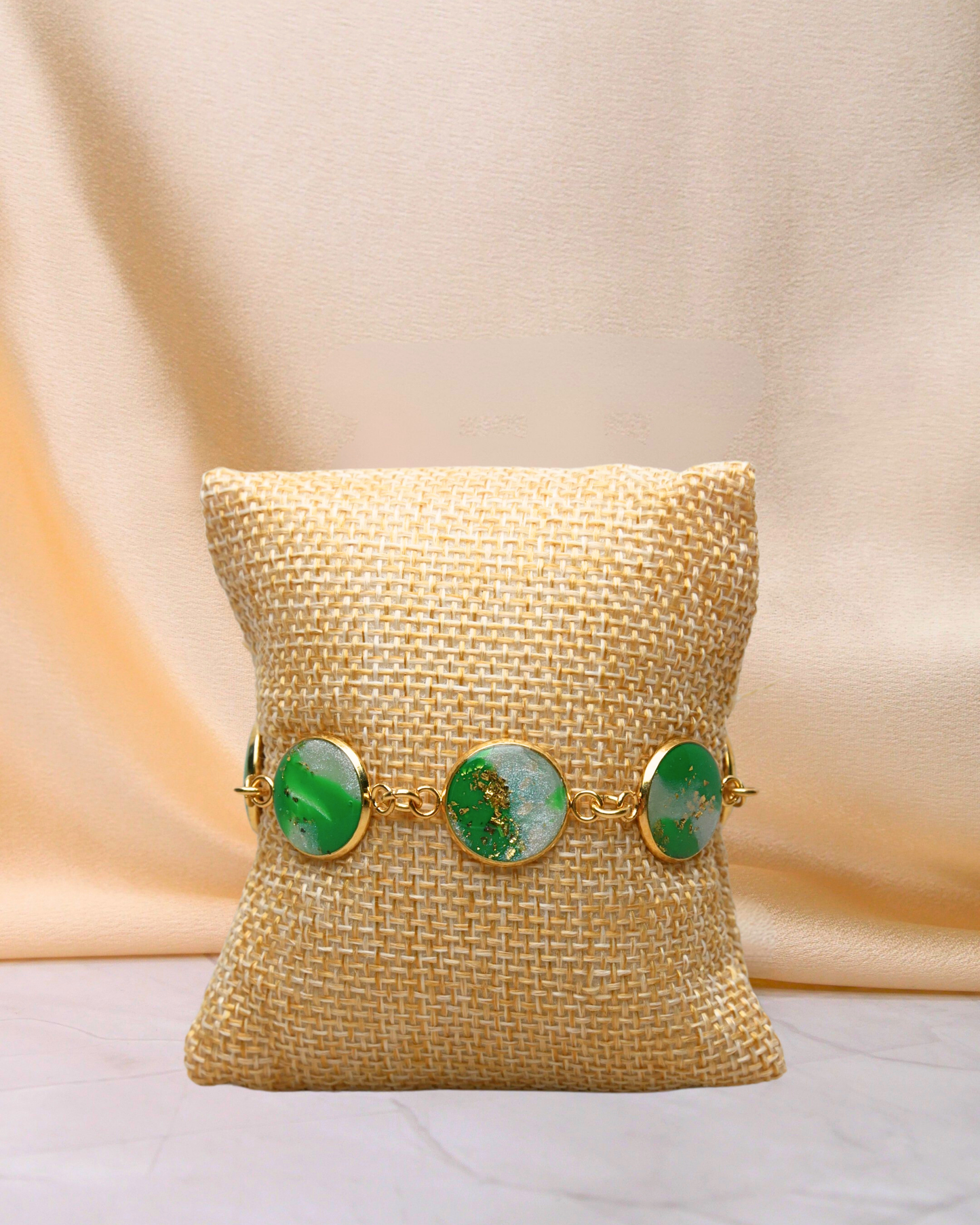 Bracelet Viviana motif vert et perle. Bracelet doré en acier inoxydable. Bijoux femme fait main en France. Bijoux fantaisie colorés