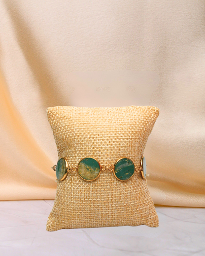 Bracelet Viviana motif vert foncé. Bracelet doré en acier inoxydable. Bijoux femme fait main en France. Bijoux fantaisie colorés