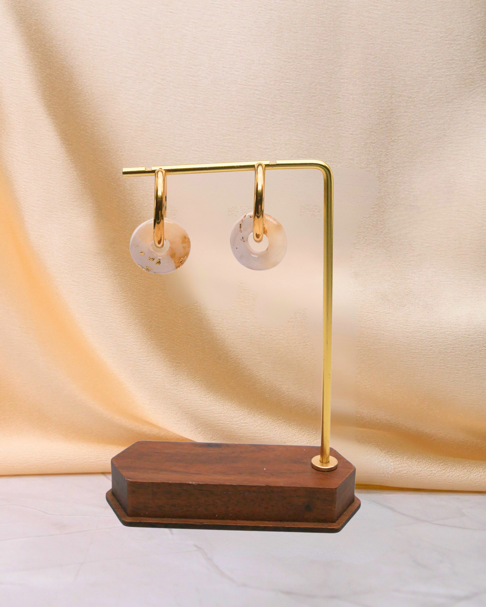 Créoles anneaux blancs Maison Oneiri, boucles d’oreilles artisanales en argile polymère marbrées et résine, faites main en France.