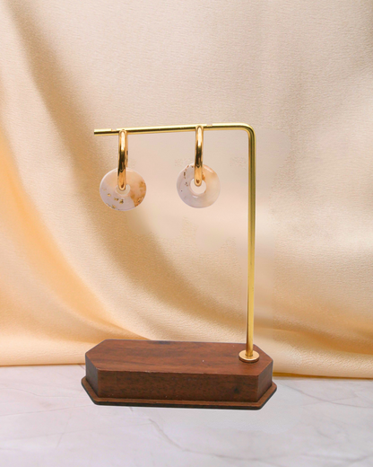 Créoles anneaux blancs Maison Oneiri, boucles d’oreilles artisanales en argile polymère marbrées et résine, faites main en France.