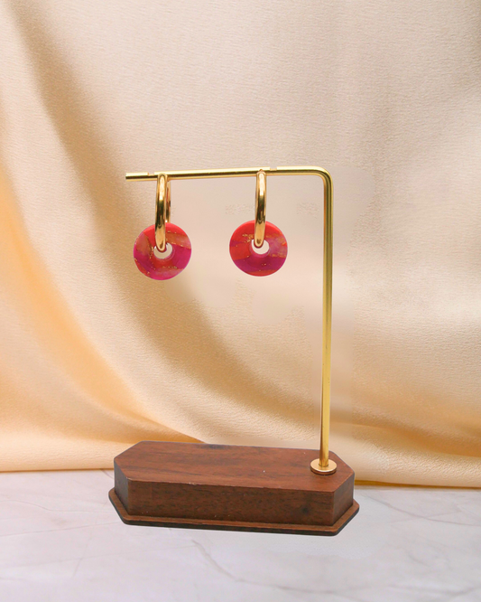 Créoles dorées avec anneaux orange et rose en argile polymère et résine, boucles d’oreilles artisanales uniques Maison Oneiri