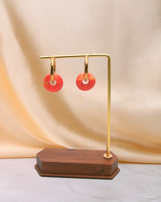 Créoles anneaux orange Maison Oneiri, boucles d’oreilles artisanales dorées avec anneaux marbrés orange et feuille d’or, fabriquées à la main en France.