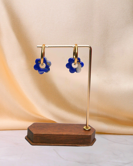 Créoles fleurs bleu électrique Maison Oneiri, boucles d’oreilles artisanales en acier inoxydable doré avec fleurs marbrées faites main en France