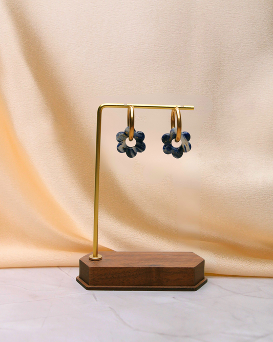 Créoles dorées avec petites fleurs marbrées bleu nuit et transparentes, fabriquées à la main en résine et argile polymère – Maison Oneiri