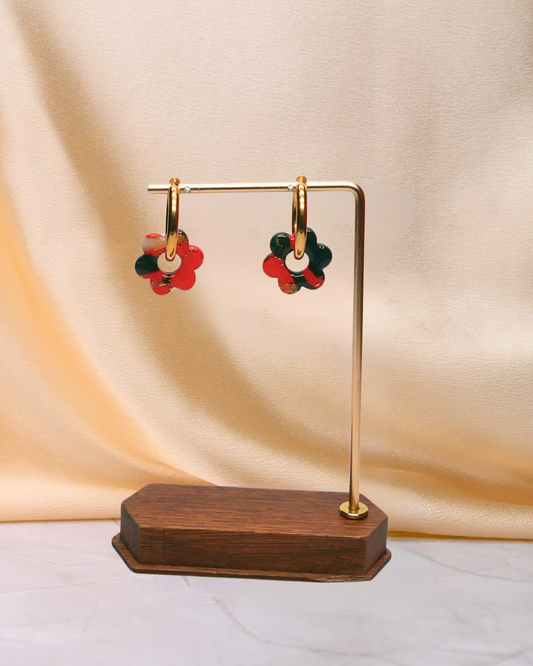 Créoles avec petites fleurs rouges et vert foncé Maison Oneiri. Faites main en argile polymère et résine. Boucles d'oreilles colorées, uniques et artisanales.