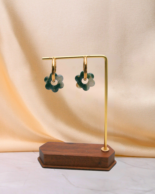 Créoles fleurs vert foncé Maison Oneiri en acier inoxydable doré, fleurs interchangeables faites main en argile polymère et résine, pièces uniques.