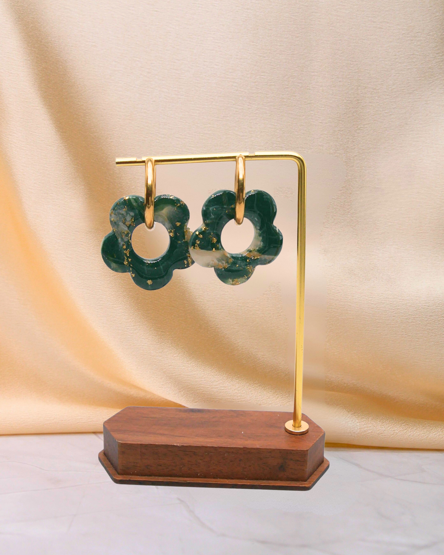 Créoles dorées avec grandes fleurs vert foncé marbrées, fabriquées à la main en argile polymère et résine par Maison Oneiri.