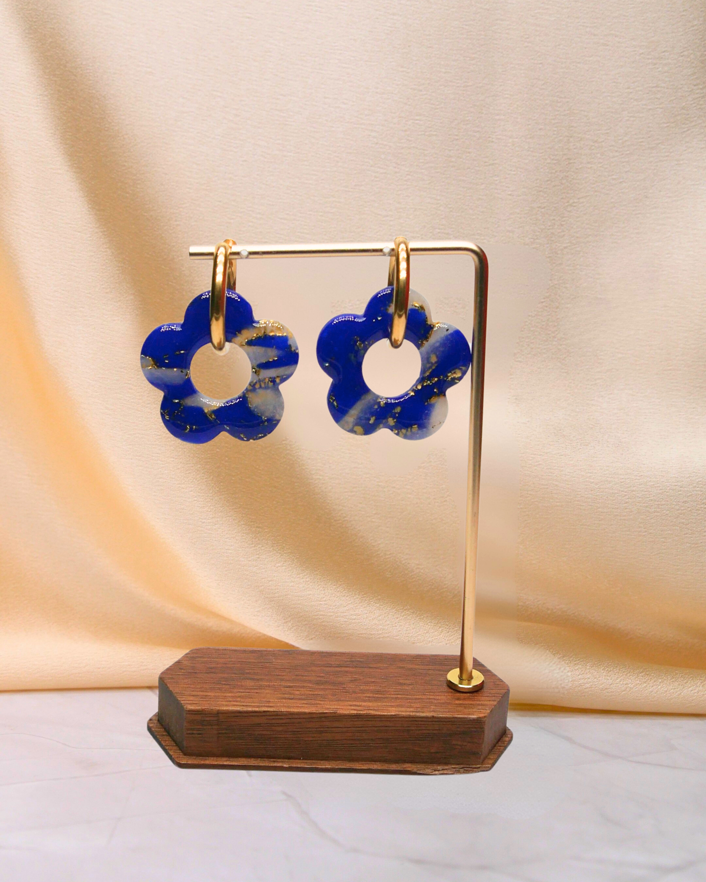 Créoles grandes fleurs bleu électrique faites main en argile polymère et résine Maison Oneiri