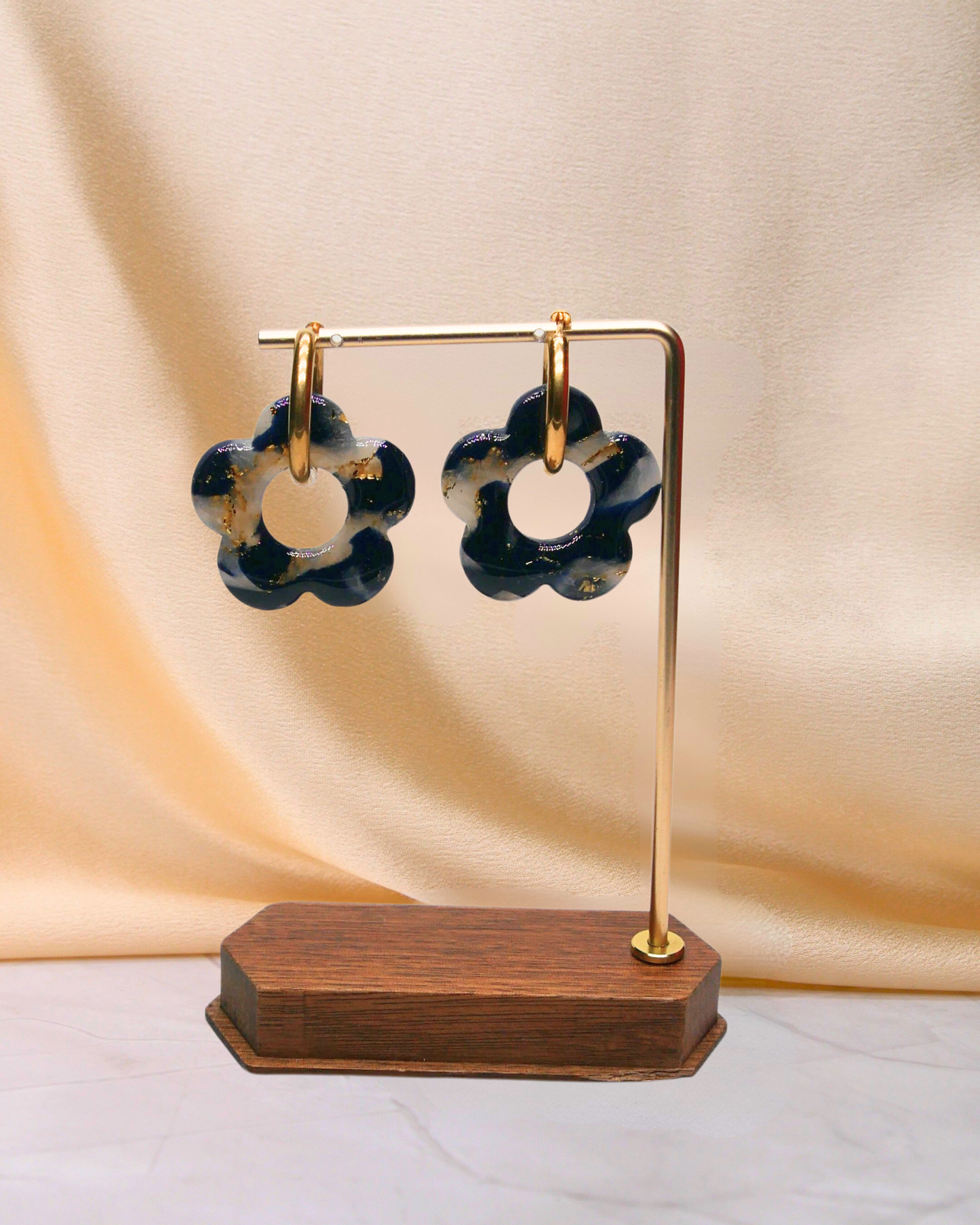 Créoles grandes fleurs bleu nuit marbrées faites main en argile polymère et résine sur créoles dorées