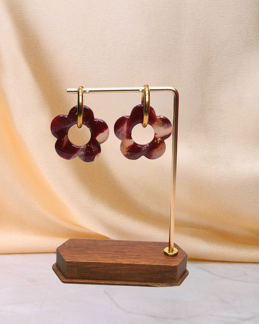 Créoles grandes fleurs bordeaux Maison Oneiri en acier inoxydable doré, fleurs artisanales en argile polymère et résine avec touches de feuille d’or, bijoux faits main et uniques.
