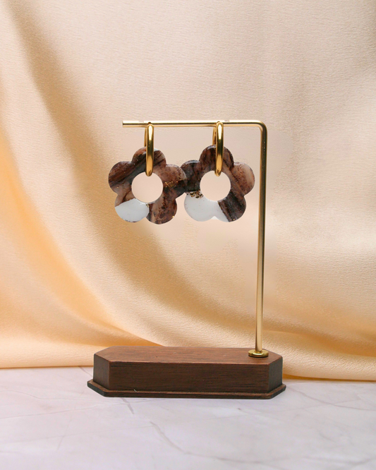 Créoles grandes fleurs marron et blanc Maison Oneiri, boucles d’oreilles artisanales en argile polymère et résine sur créoles dorées