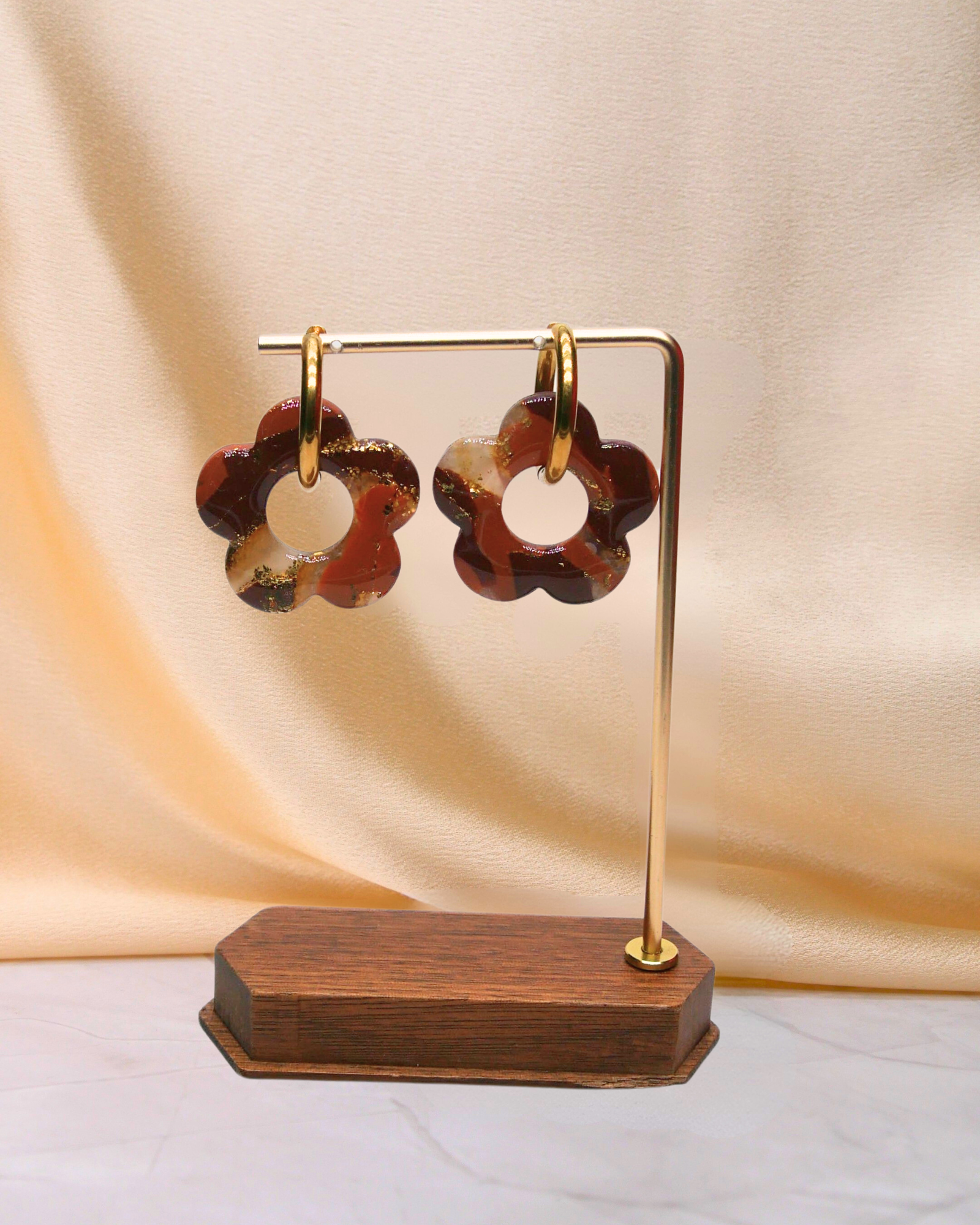 Créoles grandes fleurs marron interchangeables en acier inoxydable doré. Bijoux faits main en France Maison Oneiri