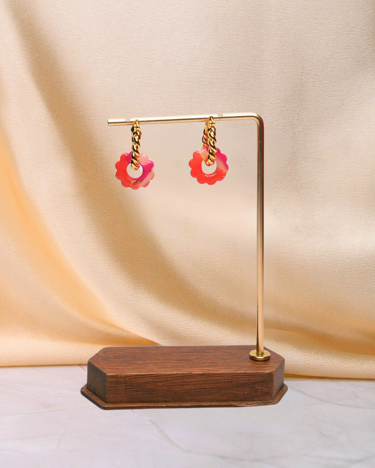 Les créoles petites fleurs rose et orange Maison Oneiri. Chaque fleur est unique, fabriquée à la main en France en argile polymère et résine.