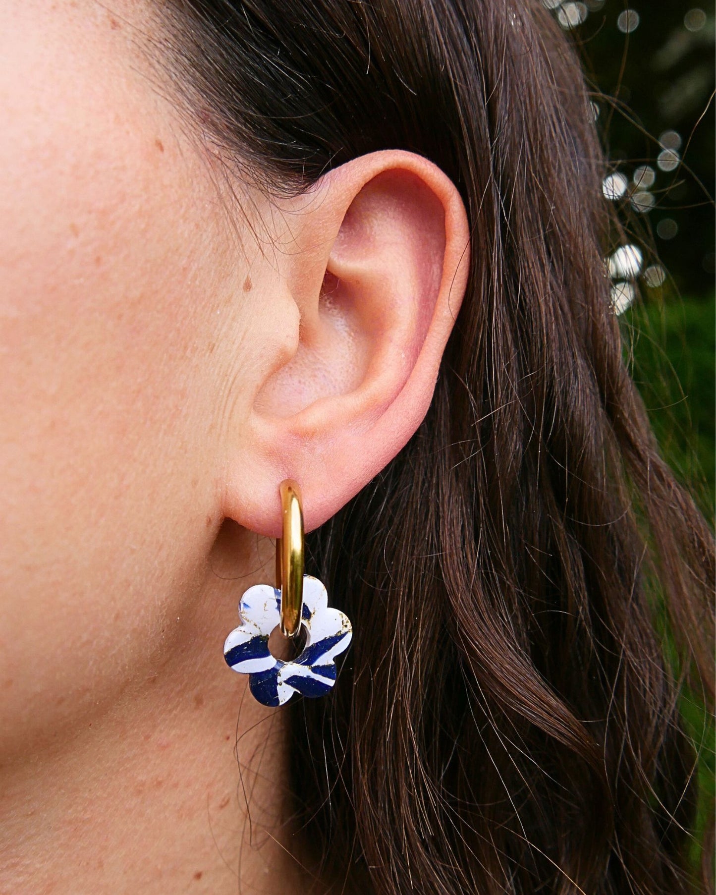 Créoles fleurs - Bleu nuit & blanc
