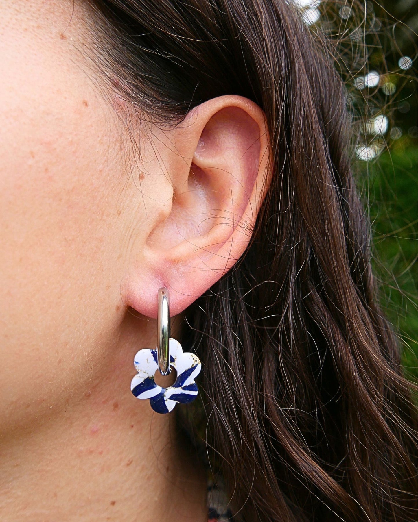 Créoles fleurs - Bleu nuit & blanc