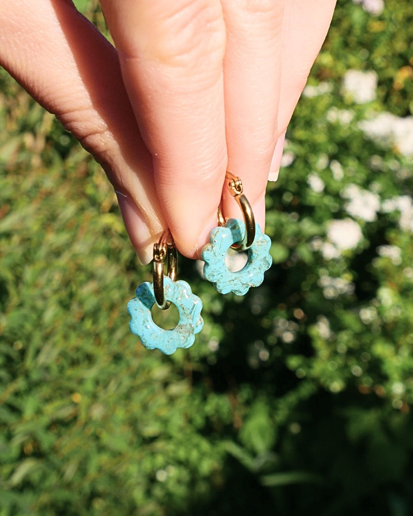 Créoles petites fleurs - Bleu turquoise