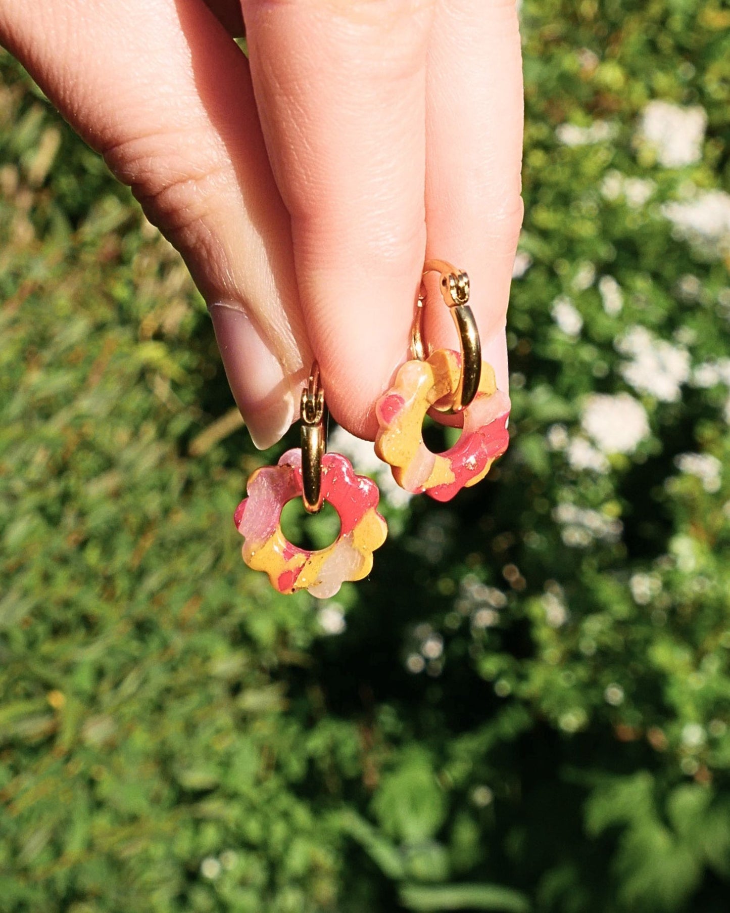 Créoles petites fleurs - Framboise & jaune