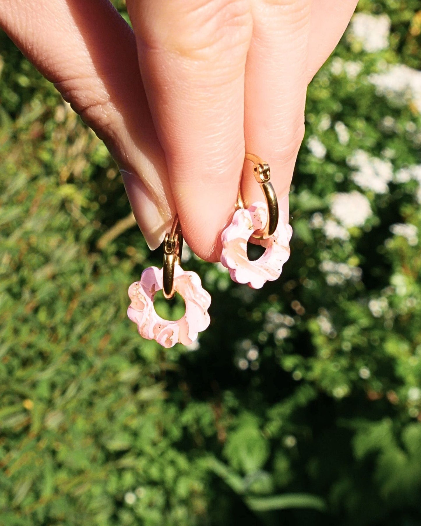 Créoles petites fleurs - Rose clair