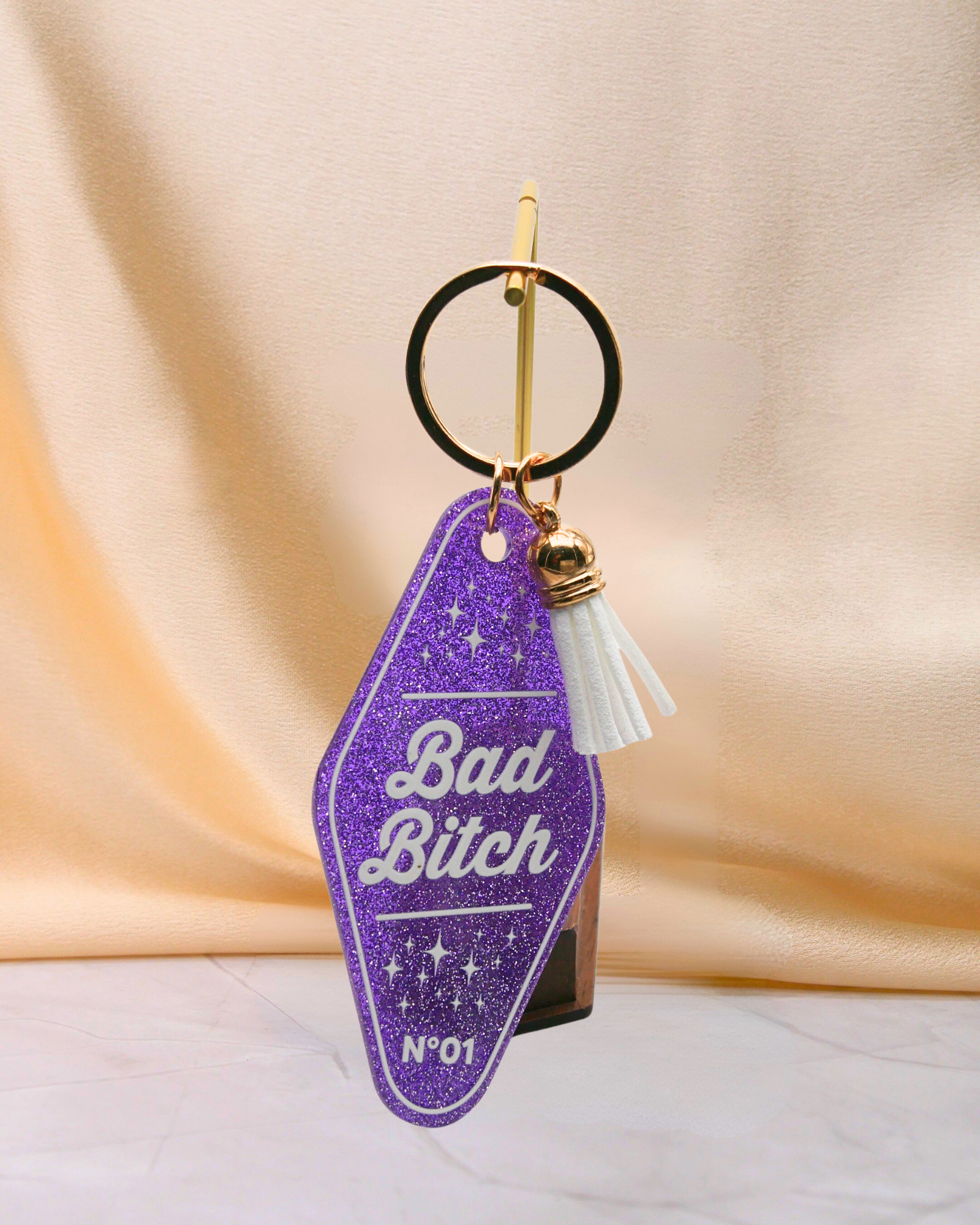 Porte-clés violet pailleté Bad Bitch en résine – accessoire original pour sac ou clés
