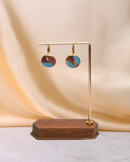 Boucles d’oreilles dormeuses rondes bleu clair, marron et bordeaux en argile polymère et résine sur support acier inoxydable